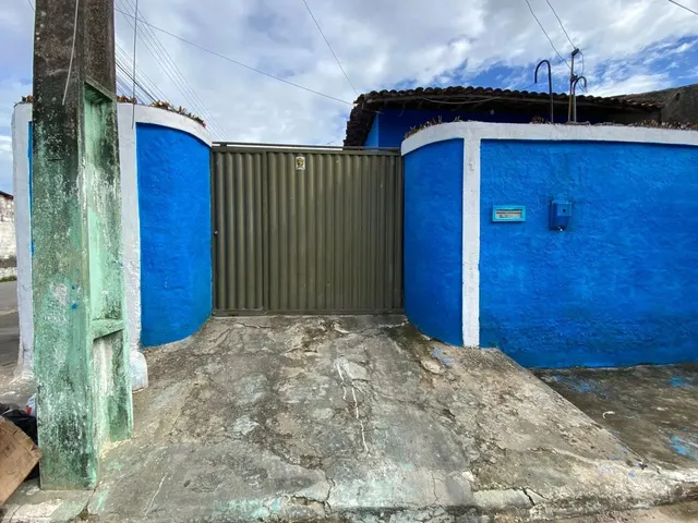 Imagem: A casa possui 4 Dormitórios, 2 Banheiros, 2 Vagas na
