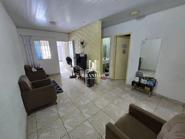 Imagem: A casa possui 3 Dormitórios, 2 Banheiros, 2 Vagas na