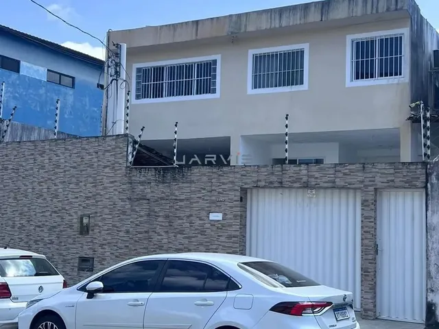 Imagem: A casa possui 5 Dormitórios, 1 Suíte, 4 Banheiros, 5