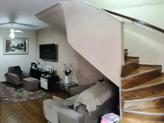 Imagem: A casa possui 4 Dormitórios, 2 Suítes, 3 Banheiros, 1