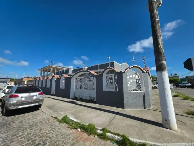 Imagem: A casa possui 4 Dormitórios, 2 Banheiros, 2 Vagas na