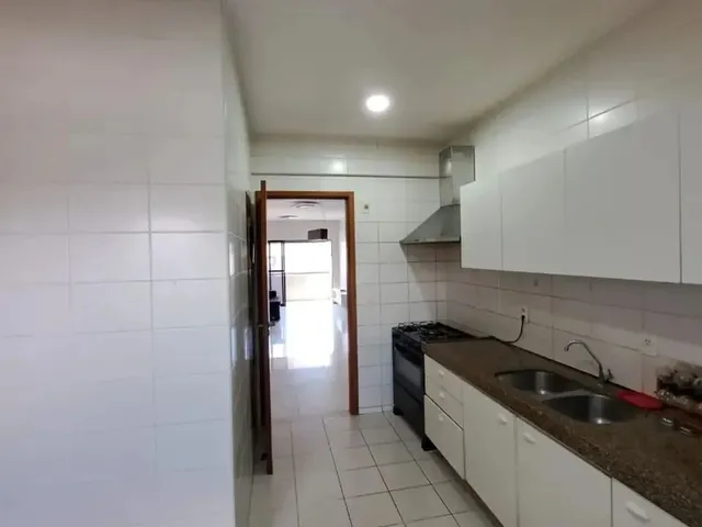 Imagem 10: 03 Suítes com Armários, Lavabo e Varanda, na Ponta Verde