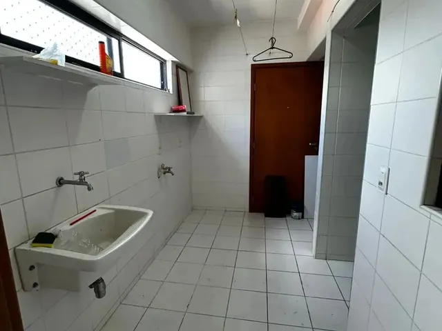 Imagem 2: 03 Suítes com Armários, Lavabo e Varanda, na Ponta Verde