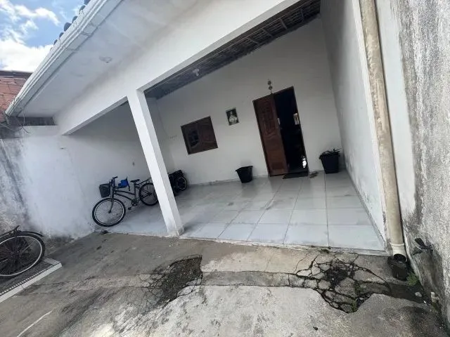 Imagem: A casa possui 3 Dormitórios, 2 Banheiros, 1 Vaga na