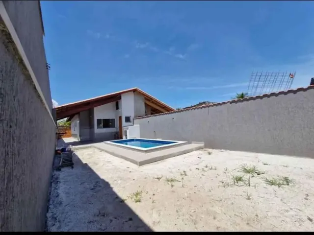Imagem: A casa possui 3 Dormitórios, 2 Banheiros, 2 Vagas na
