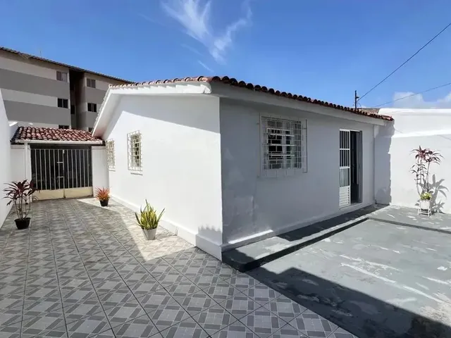 Imagem: A casa possui 3 Dormitórios, 1 Banheiro, 4 Vagas na
