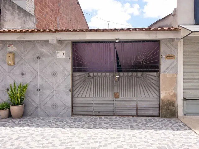 Imagem: A casa possui 4 Dormitórios, 2 Banheiros, 1 Vaga na