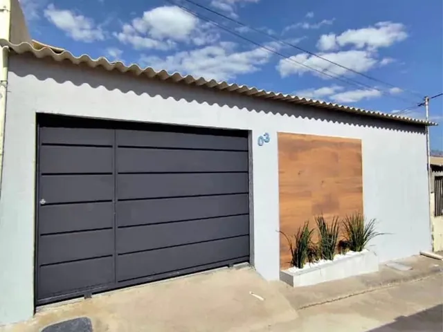 Imagem: A casa possui 2 Dormitórios, 1 Banheiro, 1 Vaga na garagem