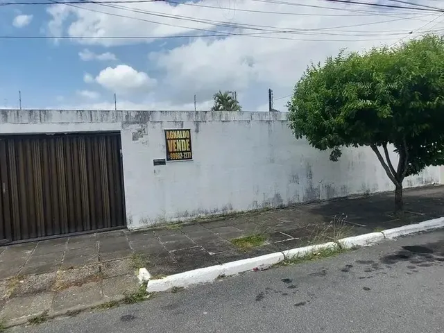 Imagem: A casa possui 3 Dormitórios, 2 Banheiros, 450m² de Área
