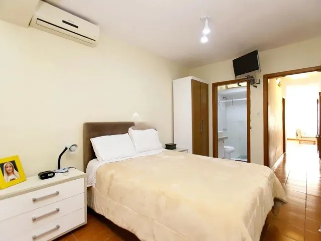 Imagem 3: Casa com Edícula nos Fundos, Total de 5 Dormitórios no Bairro Gloria