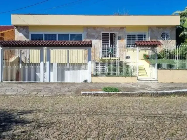 Imagem 1: Casa Térrea com 4 Dormitórios no Bairro Teresópolis em Porto Alegre