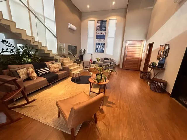Imagem: A casa em condomínio possui 4 Dormitórios, 4 Suítes, 5
