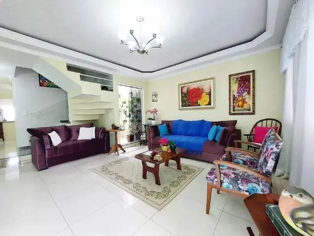 Imagem: A casa possui 3 Dormitórios, 3 Suítes, 3 Banheiros, 5