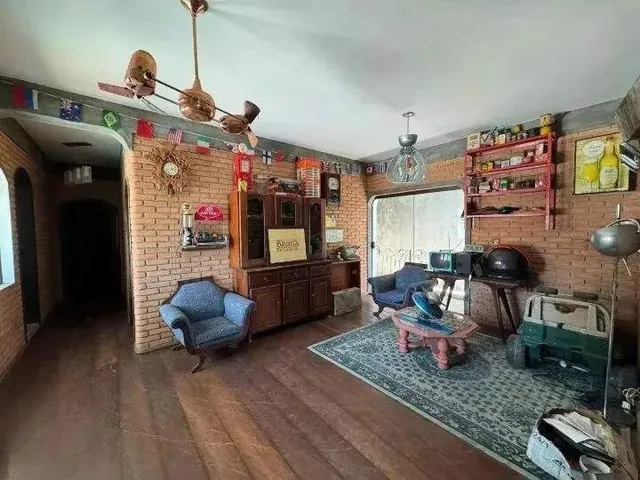 Imagem: A casa possui 4 Dormitórios, 4 Banheiros, 5 Vagas na