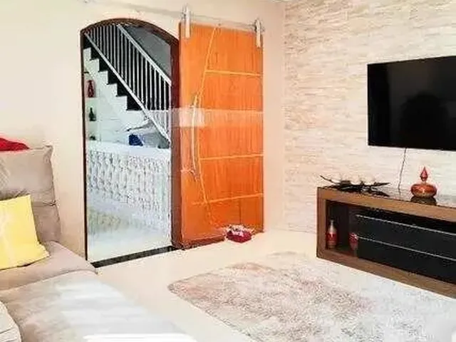 Imagem: A casa possui 4 Dormitórios, 1 Suíte, 4 Banheiros, 4