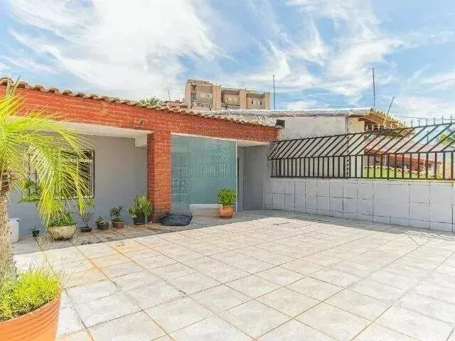 Imagem: A casa possui 3 Dormitórios, 1 Suíte, 3 Banheiros, 2
