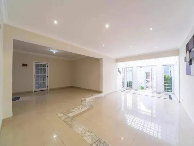 Imagem: Casa Térrea com 3 Dormitórios À Venda