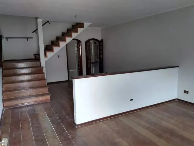 Imagem: A casa possui 3 Dormitórios, 1 Suíte, 2 Banheiros, 5