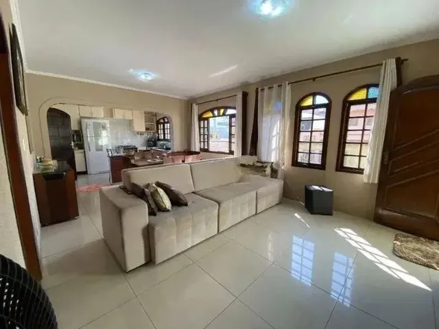 Imagem: A casa possui 3 Dormitórios, 1 Suíte, 3 Banheiros, 5