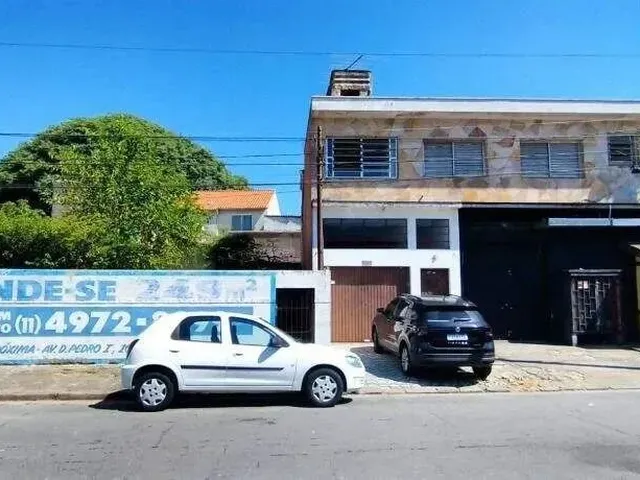 Imagem: A casa possui 3 Dormitórios, 2 Banheiros, 1 Vaga na