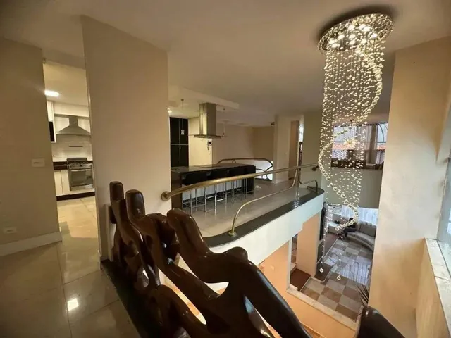 Imagem: A casa possui 4 Dormitórios, 4 Suítes, 5 Banheiros,