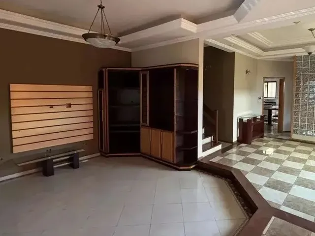 Imagem: Sobrado com 5 Quartos À Venda, 343M²