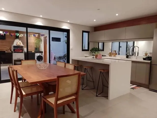 Imagem: A casa possui 3 Dormitórios, 1 Suíte, 2 Banheiros, 2
