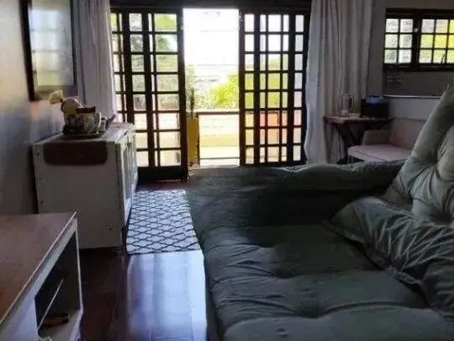 Imagem: A casa possui 3 Dormitórios, 2 Banheiros, 4 Vagas na