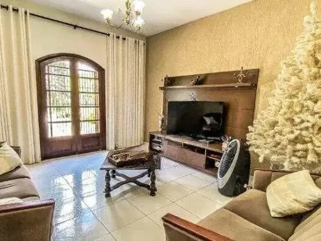 Imagem: Casa com 8 Dormitórios À Venda, 303 M²