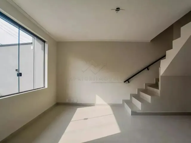Imagem: A casa possui 2 Dormitórios, 2 Banheiros, 2 Vagas na