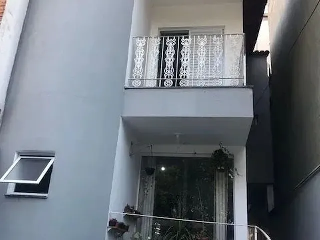 Imagem: A casa possui 5 Dormitórios, 1 Suíte, 3 Banheiros, 5
