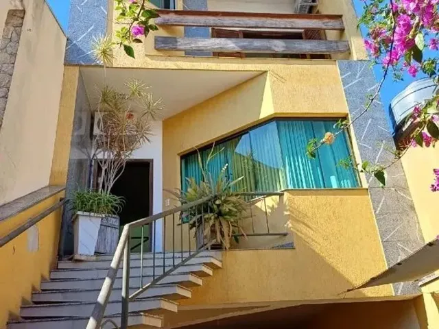Imagem: A casa possui 3 Dormitórios, 3 Suítes, 4 Banheiros, 6