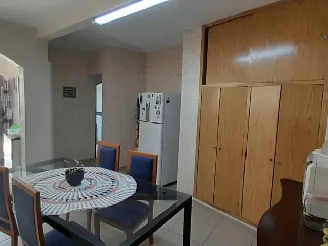 Imagem: A casa possui 3 Dormitórios, 1 Suíte, 3 Banheiros, 240m²