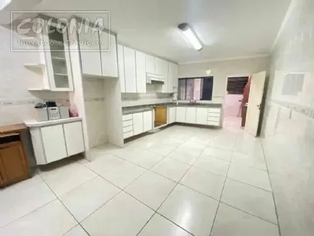 Imagem: A casa possui 3 Dormitórios, 1 Suíte, 3 Banheiros, 2