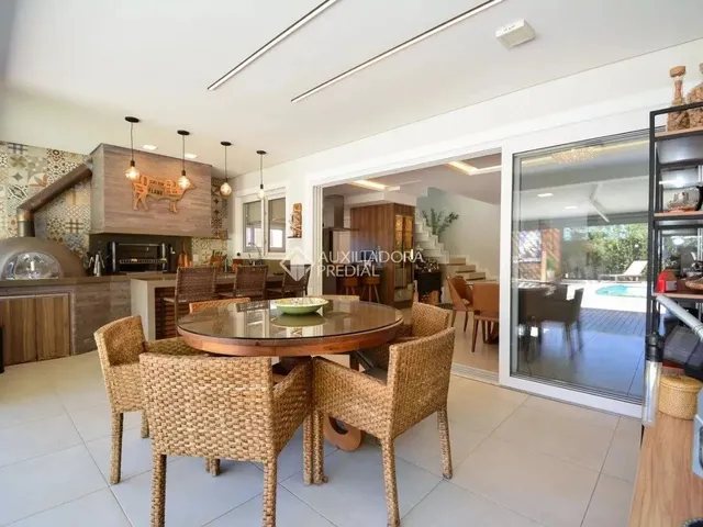 Imagem: Casa Impecável com 4 Quartos, Sendo 2 Suítes