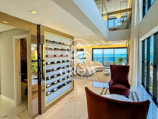 Imagem 5: Duplex Exclusivo em Jurerê com Suíte Master e Hidromassagem de Frente para o Mar