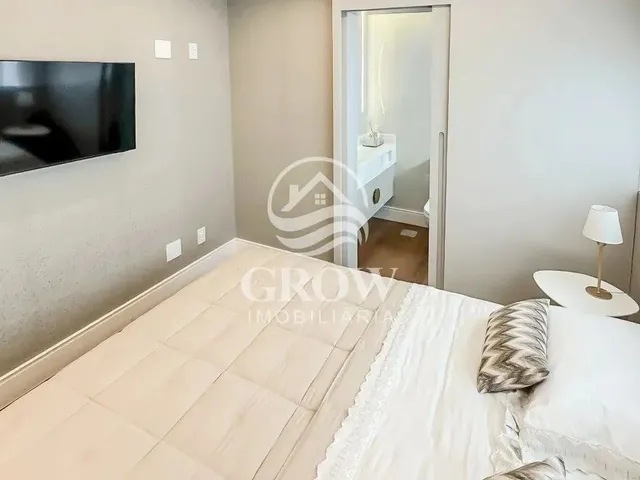 Imagem 3: Duplex Exclusivo em Jurerê com Suíte Master e Hidromassagem de Frente para o Mar
