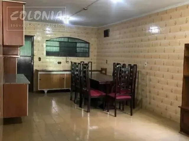 Imagem: A casa possui 4 Dormitórios, 1 Suíte, 3 Banheiros, 2