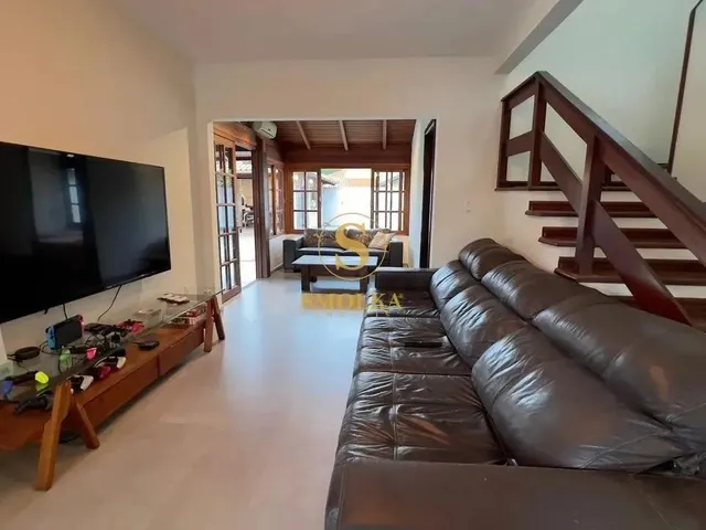 Imagem 2: Casa de Alto Padrão em Jurerê Internacional - Totalmente Reformada, com Piscina E