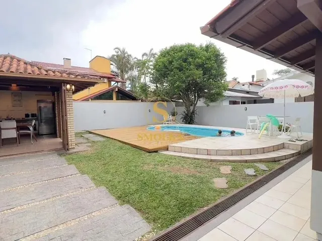 Imagem 3: Casa de Alto Padrão em Jurerê Internacional - Totalmente Reformada, com Piscina E