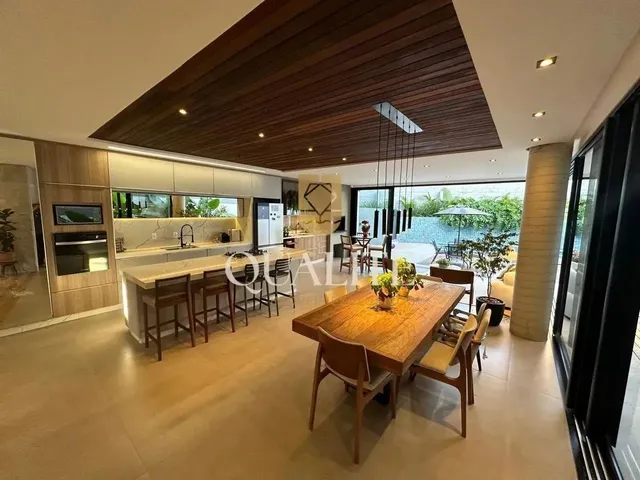 Imagem: Casa com 4 Quartos e 4 Banheiros À Venda