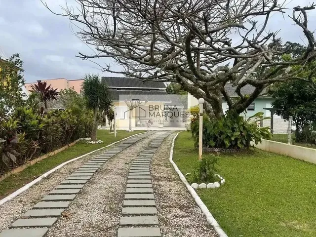 Imagem: A casa possui 4 Dormitórios, 3 Banheiros, 5 Vagas na