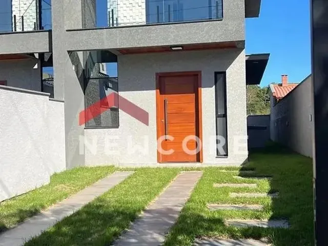 Imagem 1: Sobrado em Avenida das Constelações - São João do Rio Vermelho - Florianópolis/Sc