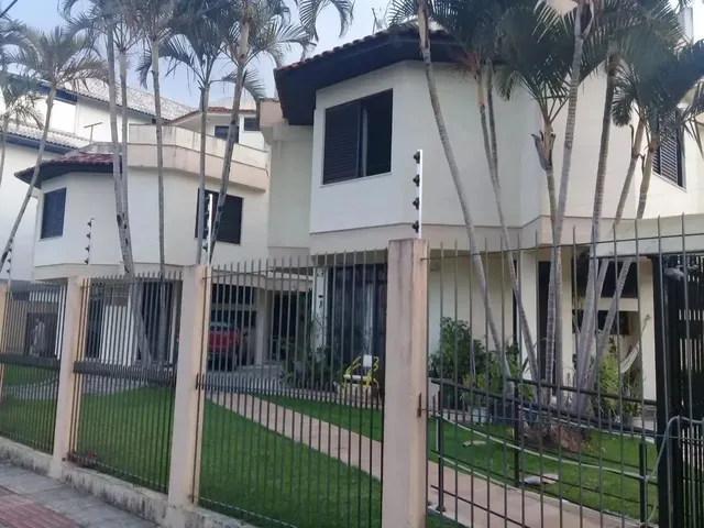 Imagem: Sobrado Triplex a Uma Quadra da Praia de