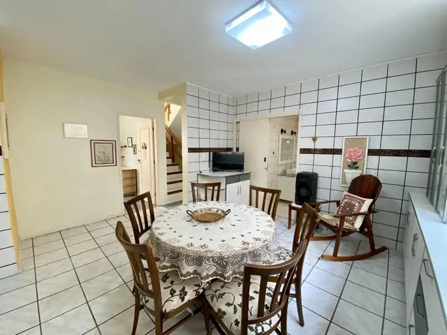 Imagem 9: Ótima Casa com Vista Mar, Semimobiliada com 04 Suítes em Coqueiros, Florianópolis