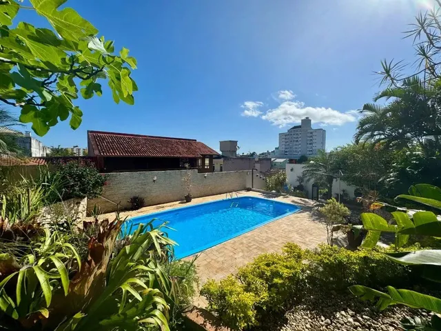 Imagem: Casa com Piscina e 4 Dormitórios, Sendo