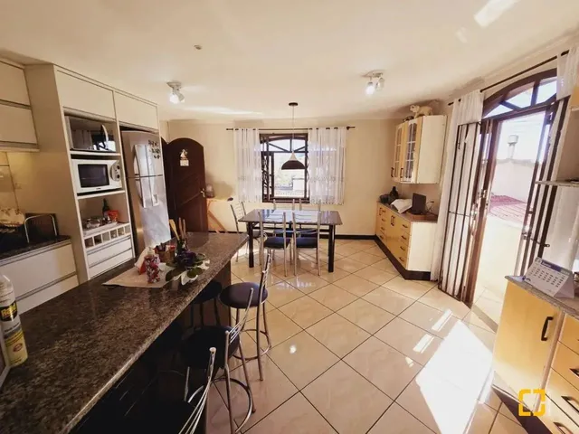 Imagem 3: Casa de 3 Pavimentos, com 4 Dormitórios, Sendo 2 Suítes - Estreito Florianópolis