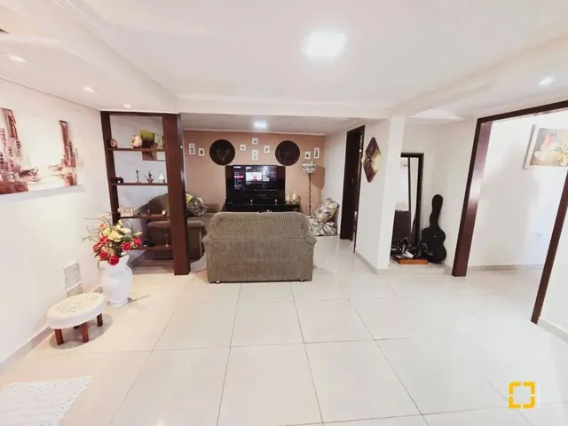 Imagem 9: Casa de 3 Pavimentos, com 4 Dormitórios, Sendo 2 Suítes - Estreito Florianópolis