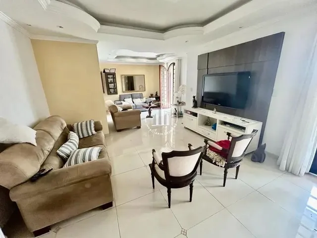 Imagem: A casa possui 4 Dormitórios, 1 Suíte, 2 Banheiros, 4