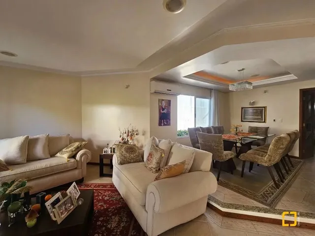 Imagem: Casa para Venda com 4 Suítes no Bairro